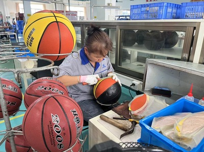 奧運(yùn)經(jīng)濟(jì)背后的中國(guó)制造 從60萬比賽用球到賽事咨詢，中國(guó)企業(yè)如何深度參與全球體育盛會(huì)